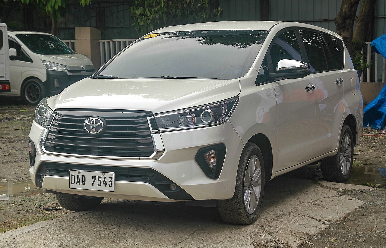 White Innova Crysta taxi in Ghaziabad